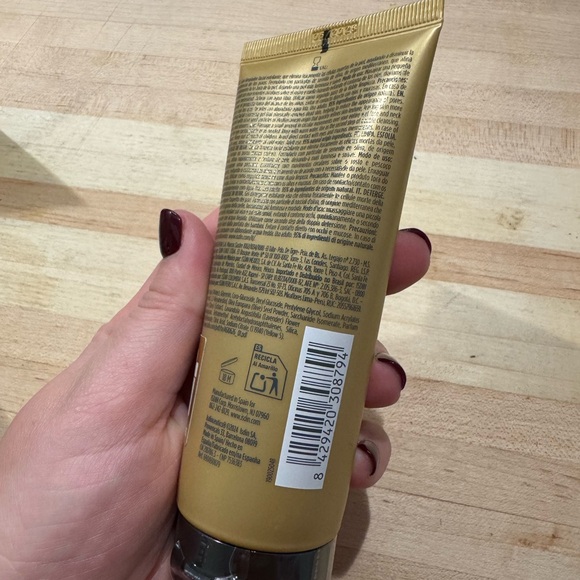 ISDIN Isdinceutics Essential Scrub Exfoliating Cleanser - Cream - Picture 4 of 6